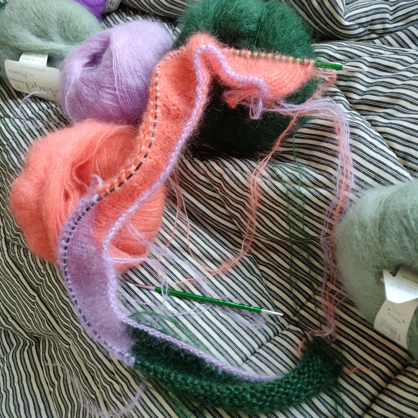 Er du på jagt efter nemme strikkeopskrifter til begynder online og specielt strik sweater til kvinder? Så se vores Intarsia Annie, der er et godt bud på kreativ strik, der er nem at gå til