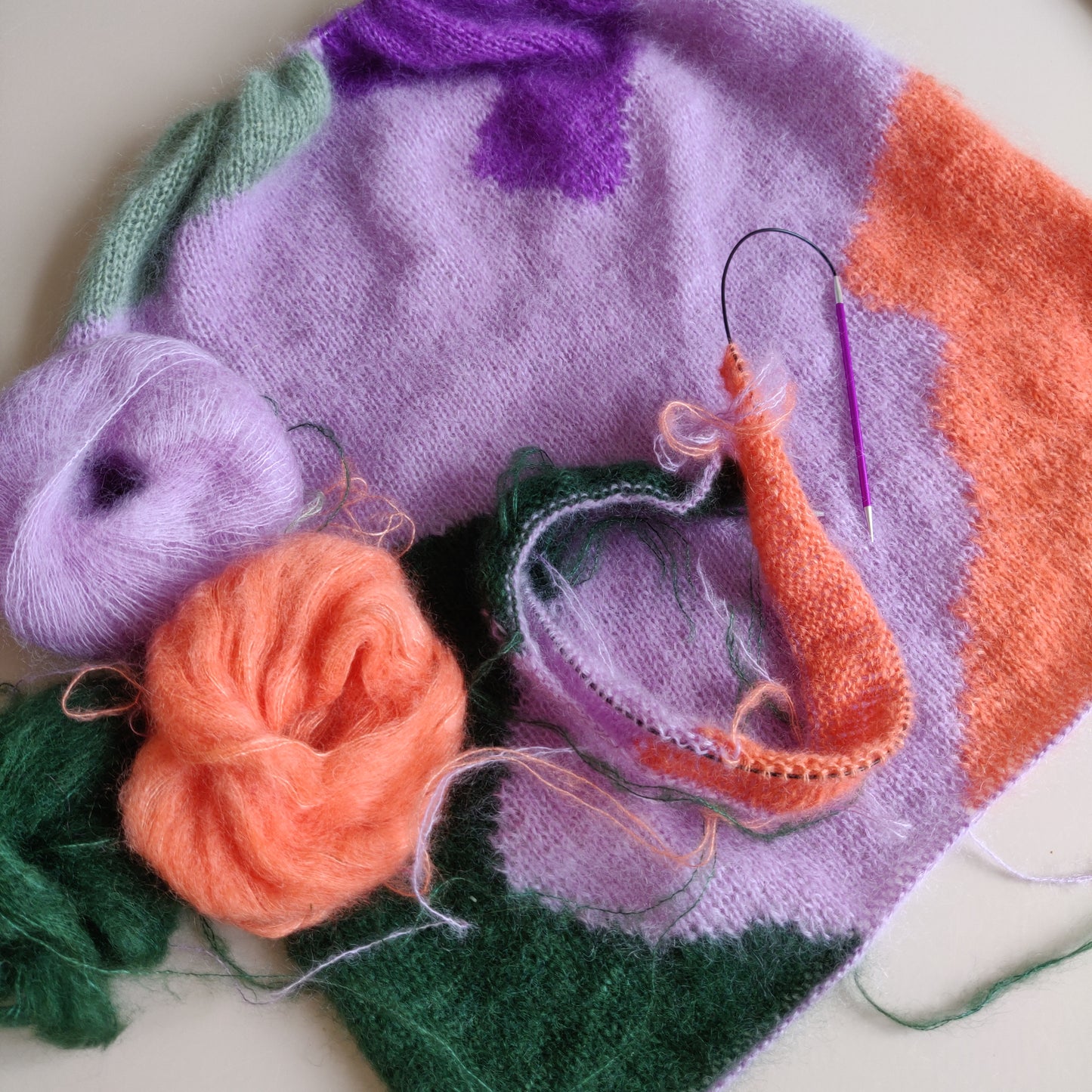 Er du på jagt efter nemme strikkeopskrifter til begynder online og specielt strik sweater til kvinder? Så se vores Intarsia Annie, der er et godt bud på kreativ strik, der er nem at gå til