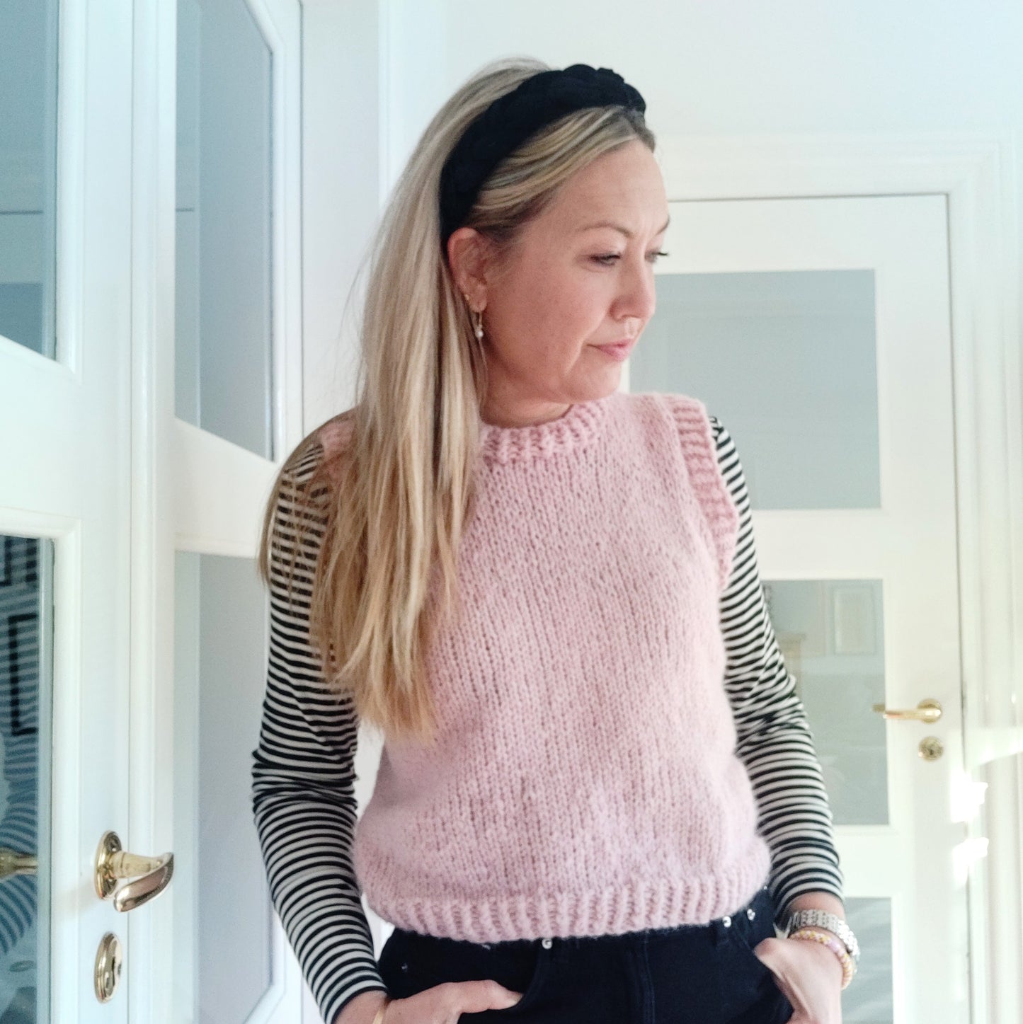 Er du på jagt efter nemme strikkeopskrifter til begynder online og specielt strikkede veste opskrift? Så se Begyndervesten, der er et godt bud på kreativ strik, der er nem at gå til