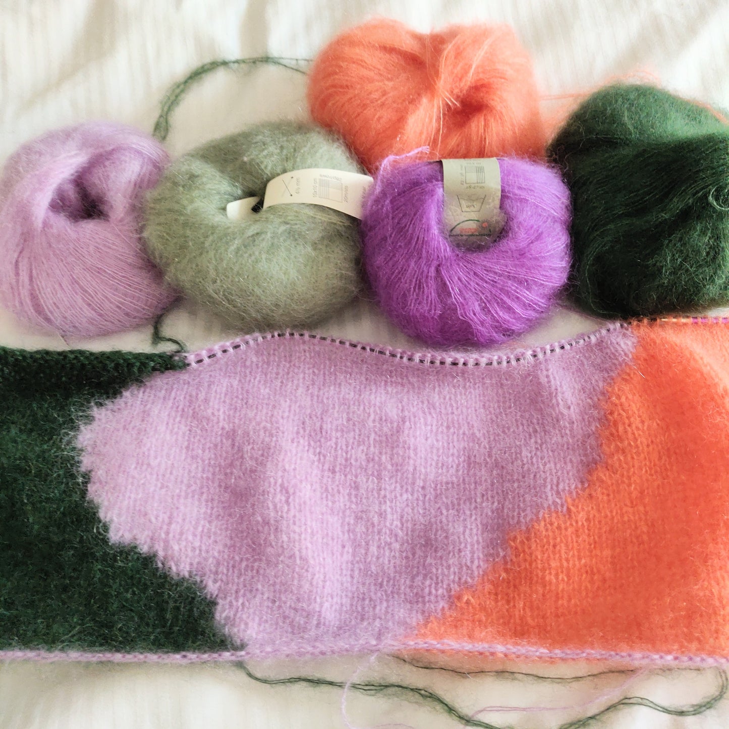 Er du på jagt efter nemme strikkeopskrifter til begynder online og specielt strik sweater til kvinder? Så se vores Intarsia Annie, der er et godt bud på kreativ strik, der er nem at gå til