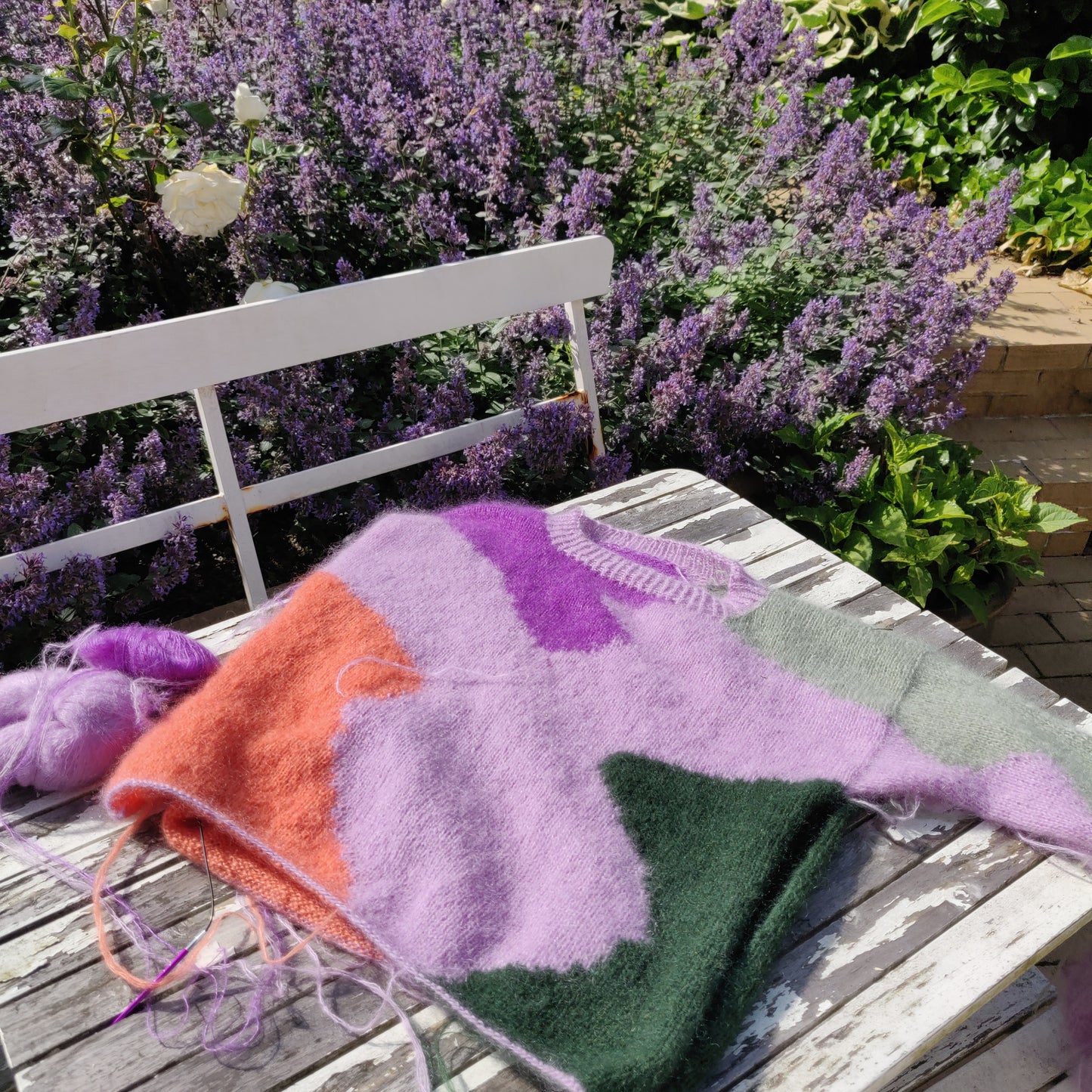 Er du på jagt efter nemme strikkeopskrifter til begynder online og specielt strik sweater til kvinder? Så se vores Intarsia Annie, der er et godt bud på kreativ strik, der er nem at gå til