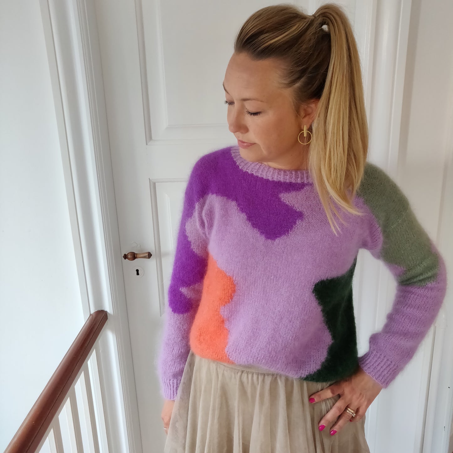 Er du på jagt efter nemme strikkeopskrifter til begynder online og specielt strik sweater til kvinder? Så se vores Intarsia Annie, der er et godt bud på kreativ strik, der er nem at gå til