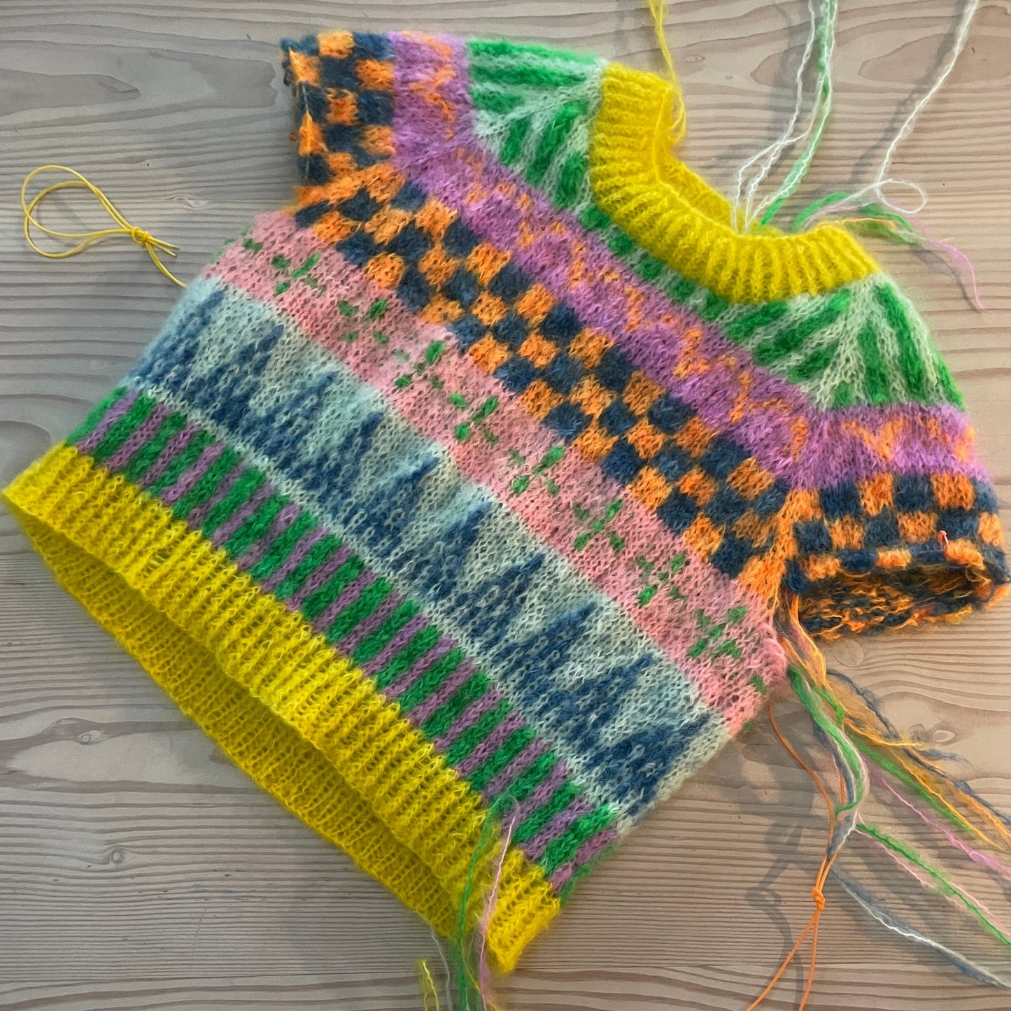 Er du på jagt efter nemme strikkeopskrifter til begynder online og specielt strik sweater til kvinder? Så se vores Farvefin, der er et godt bud på kreativ strik, der er nem at gå til