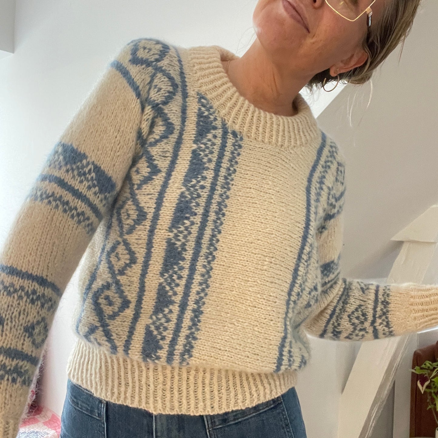 Er du på jagt efter nemme strikkeopskrifter til begynder online og specielt strik sweater til kvinder? Så se vores Athene sweater, der er et godt bud på kreativ strik, der er nem at gå til