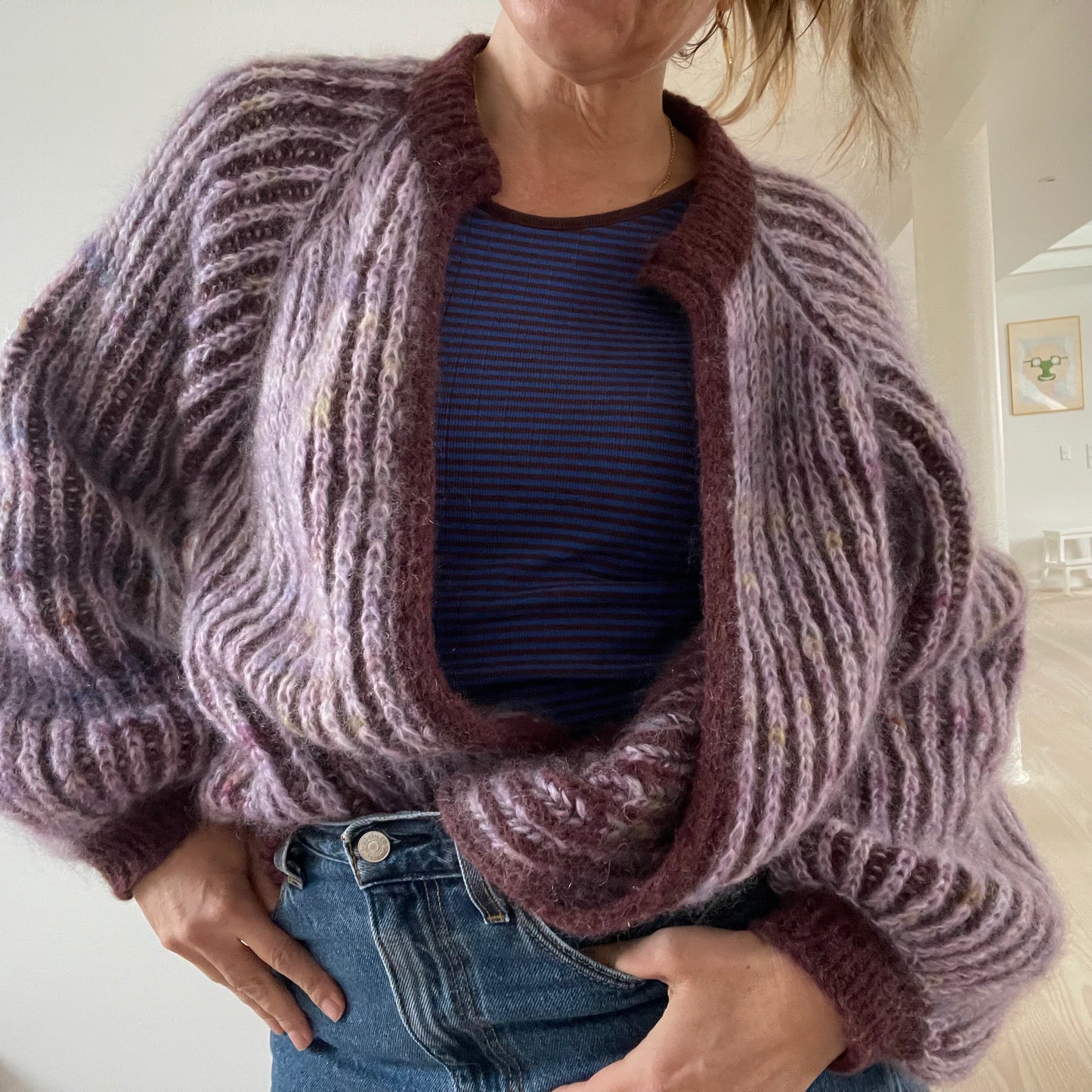 Er du på jagt efter nemme strikkeopskrifter til begynder online og specielt strikkeopskrifter på en cardigan til dame? Så se vores Brioche Britta, der er et godt bud på kreativ strik, der er nem at gå til