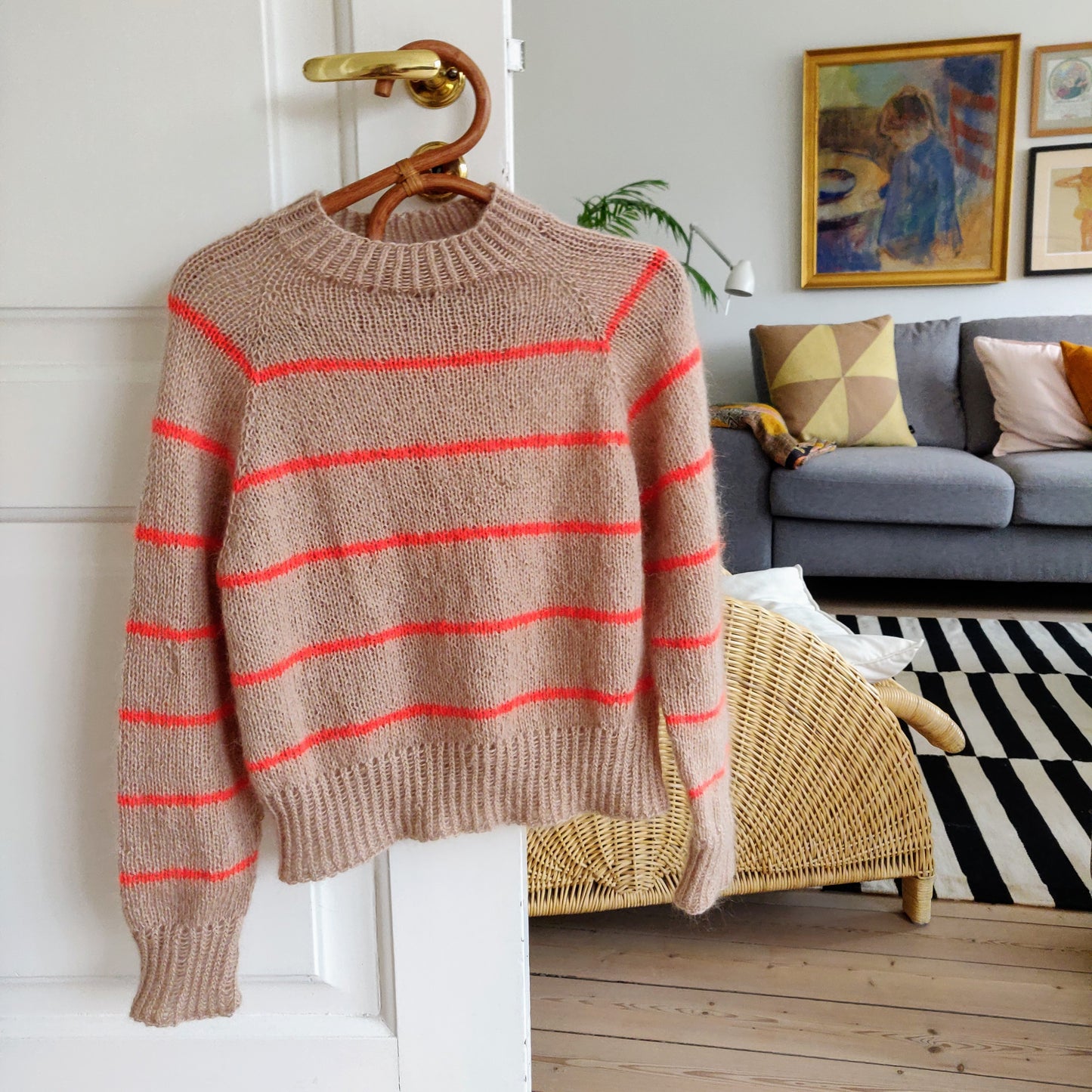 Er du på jagt efter nemme strikkeopskrifter til begynder online og specielt strik sweater til kvinder? Så se vores En Helt Almindelig Sweater, der er et godt bud på kreativ strik, der er nem at gå til