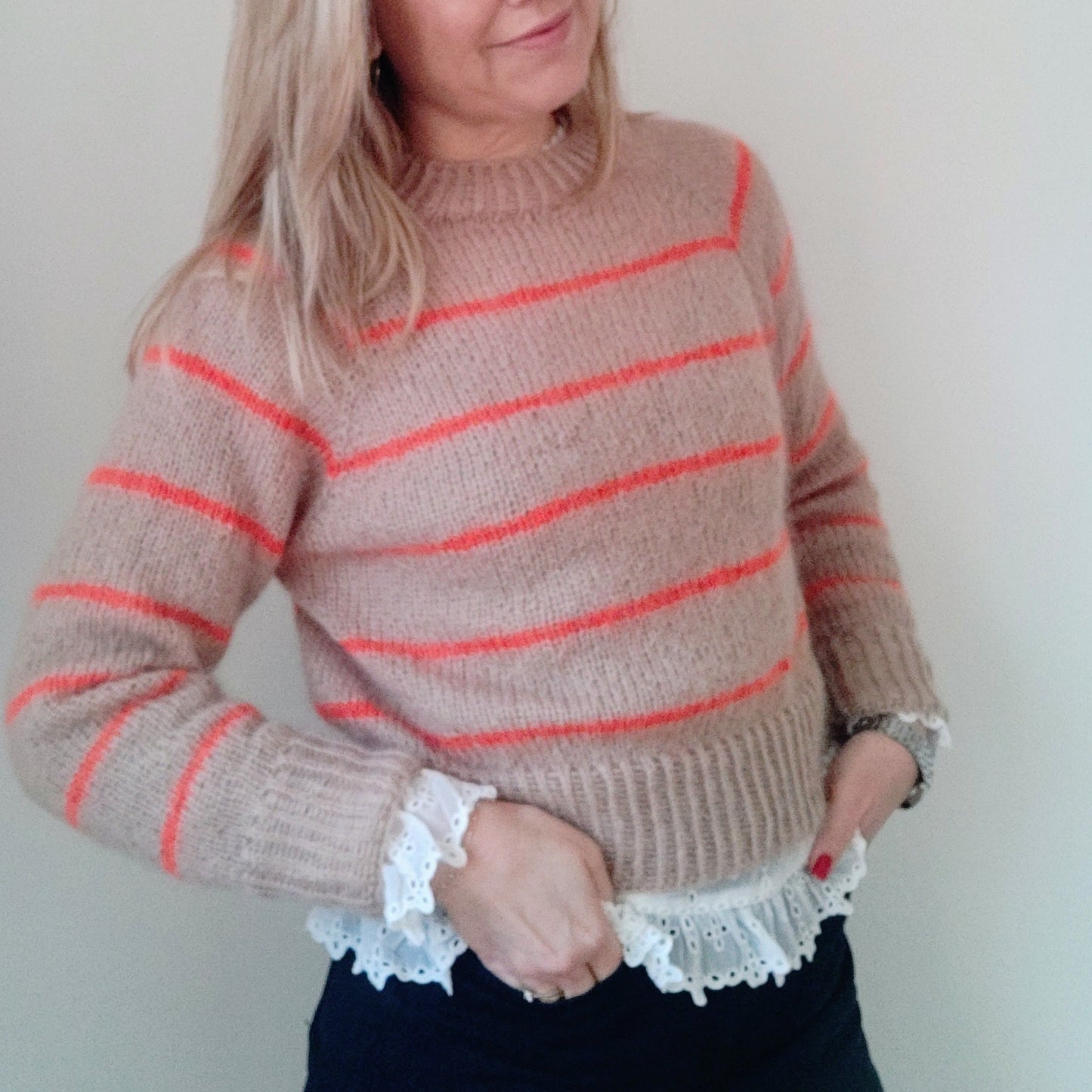 Er du på jagt efter nemme strikkeopskrifter til begynder online og specielt strik sweater til kvinder? Så se vores En Helt Almindelig Sweater, der er et godt bud på kreativ strik, der er nem at gå til