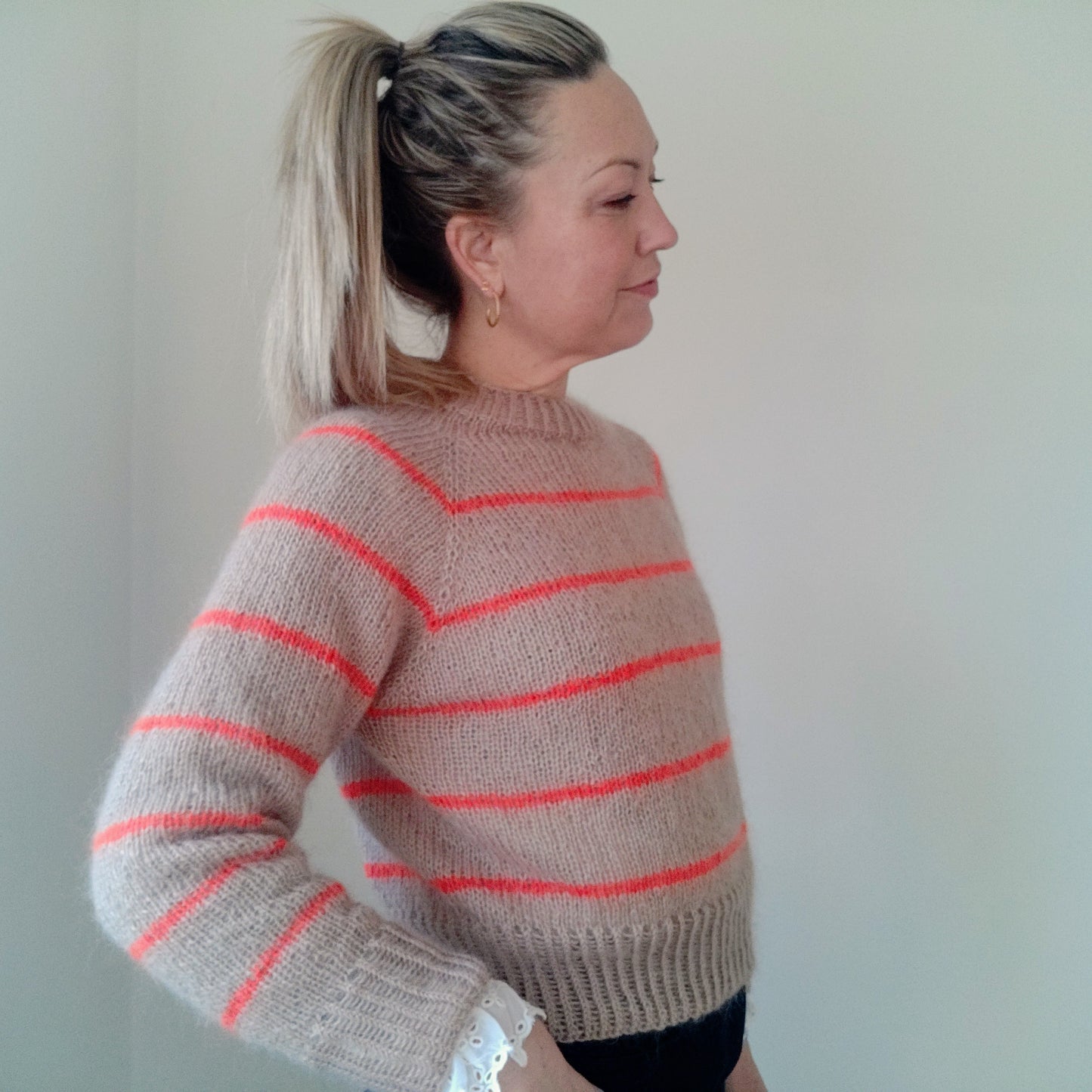 Er du på jagt efter nemme strikkeopskrifter til begynder online og specielt strik sweater til kvinder? Så se vores En Helt Almindelig Sweater, der er et godt bud på kreativ strik, der er nem at gå til