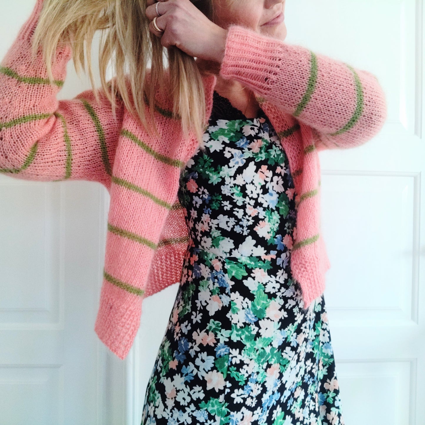 Er du på jagt efter nemme strikkeopskrifter til begynder online og specielt strikkeopskrifter på cardigan til dame? Så se vores En Helt Almindelig Cardigan, der er et godt bud på kreativ strik, der er nem at gå til