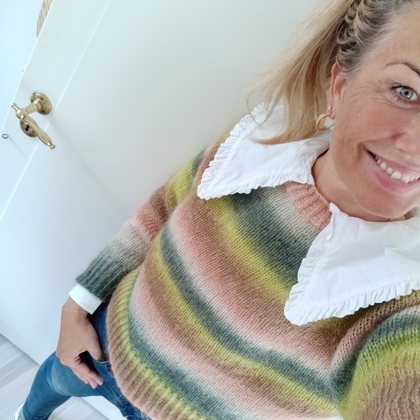 Er du på jagt efter nemme strikkeopskrifter til begynder online og specielt strik sweater til kvinder? Så se vores En Helt Almindelig Sweater, der er et godt bud på kreativ strik, der er nem at gå til
