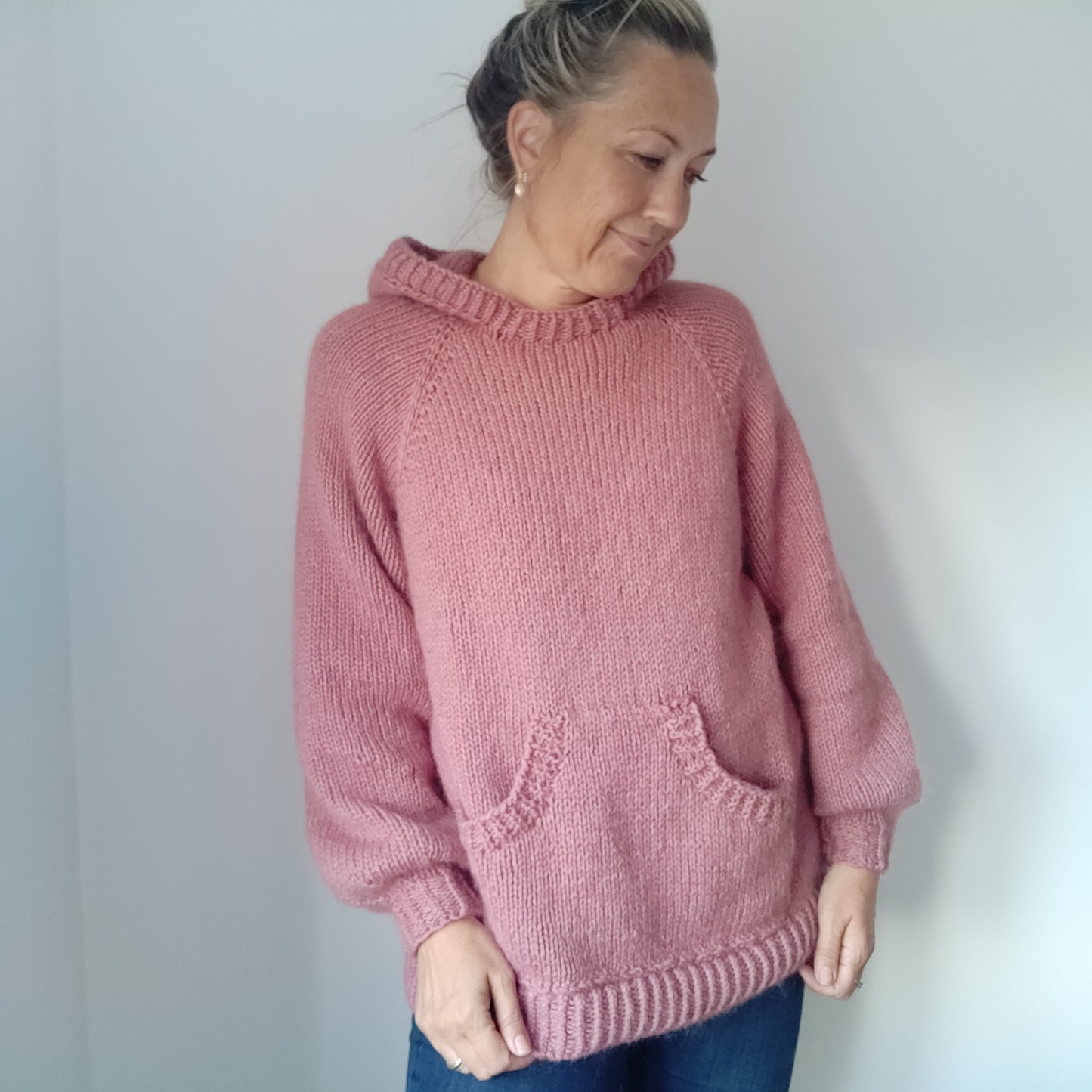 Er du på jagt efter nemme strikkeopskrifter til begynder online og specielt strik sweater til kvinder? Så se vores Hoodie Badoodie, der er et godt bud på kreativ strik, der er nem at gå til