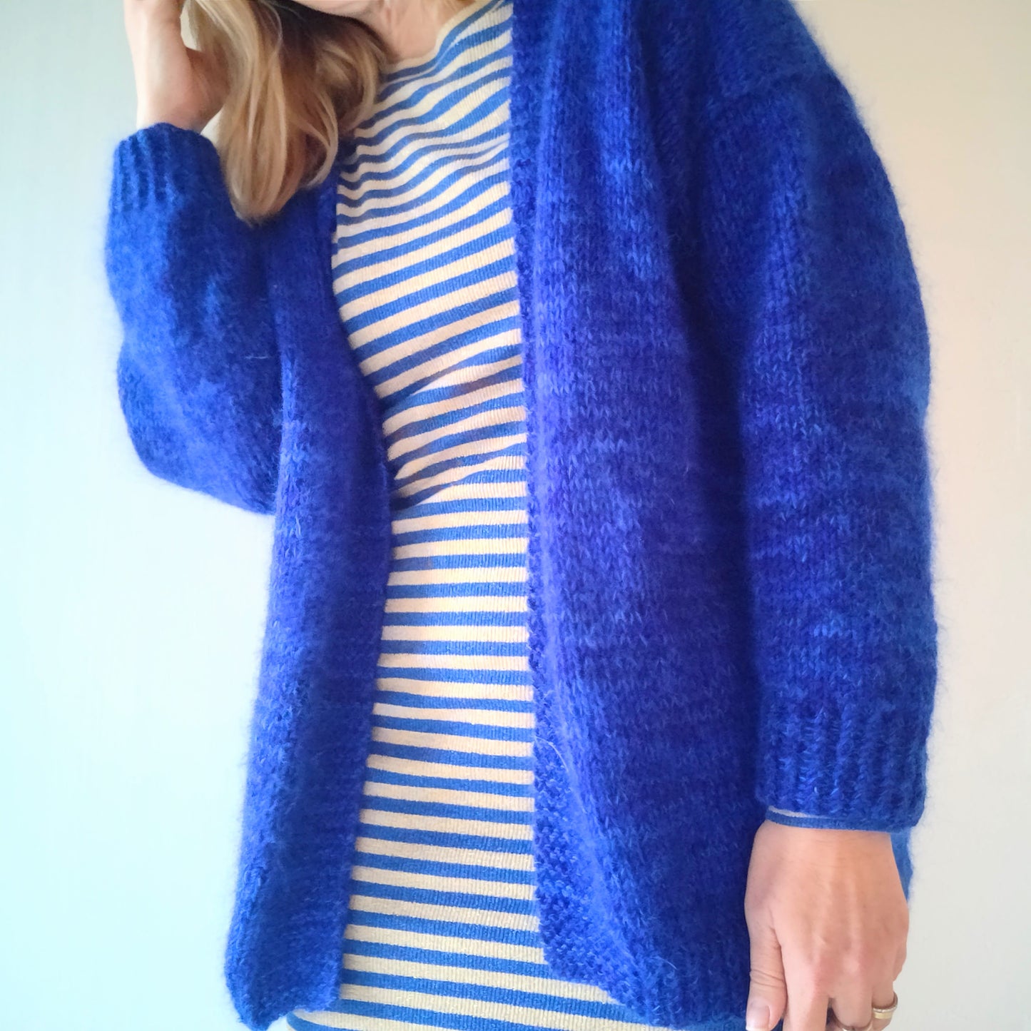 Er du på jagt efter nemme strikkeopskrifter til begynder online og specielt nemme strikkeopskrifter på en cardigan? Så se vores En Helt Uundværlig Cardigan, der er et godt bud på kreativ strik, der er nem at gå til