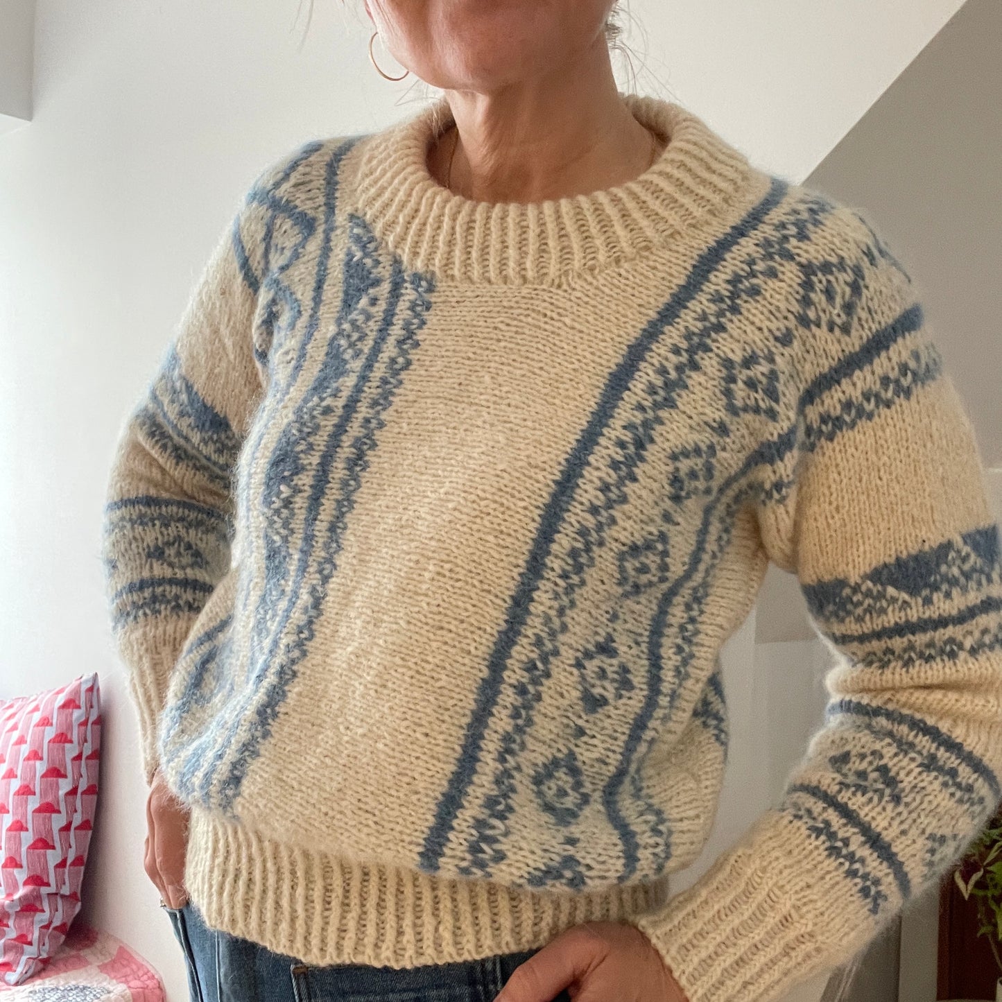 Er du på jagt efter nemme strikkeopskrifter til begynder online og specielt strik sweater til kvinder? Så se vores Athene sweater, der er et godt bud på kreativ strik, der er nem at gå til