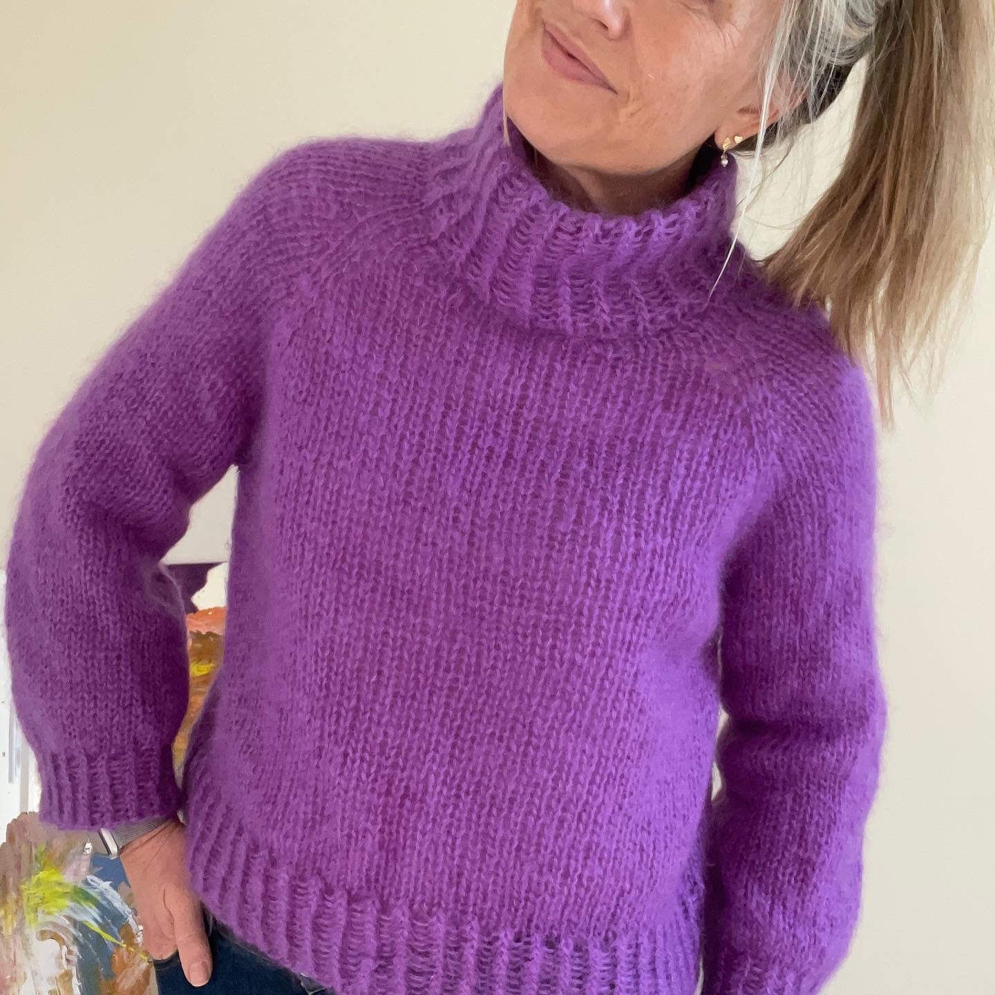 Er du på jagt efter nemme strikkeopskrifter til begynder online og specielt strik sweater til kvinder? Så se vores Chunky Turtle, der er et godt bud på kreativ strik, der er nem at gå til