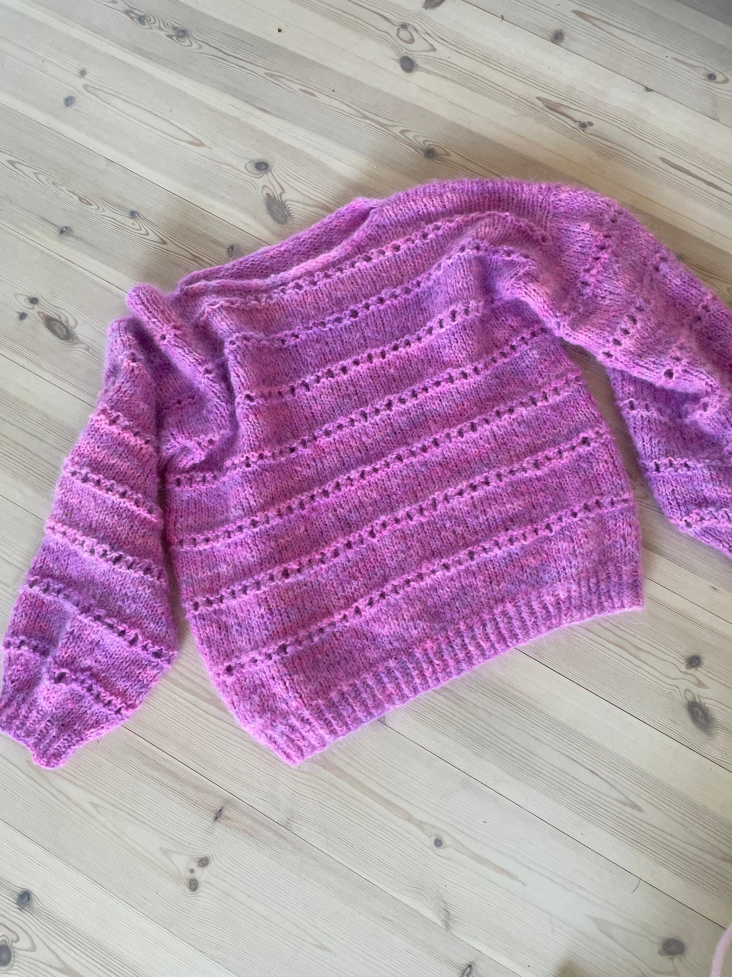 Er du på jagt efter nemme strikkeopskrifter til begynder online og specielt strik sweater til kvinder? Så se vores Bibi sweater, der er et godt bud på kreativ strik, der er nem at gå til