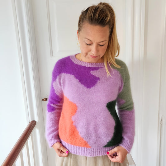 Er du på jagt efter nemme strikkeopskrifter til begynder online og specielt strik sweater til kvinder? Så se vores Intarsia Annie, der er et godt bud på kreativ strik, der er nem at gå til