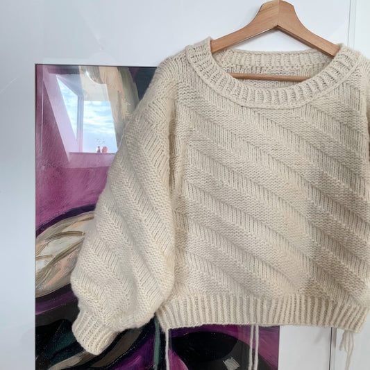 Er du på jagt efter nemme strikkeopskrifter til begynder online og specielt strik sweater til kvinder? Så se vores Diagonella, der er et godt bud på kreativ strik, der er nem at gå til