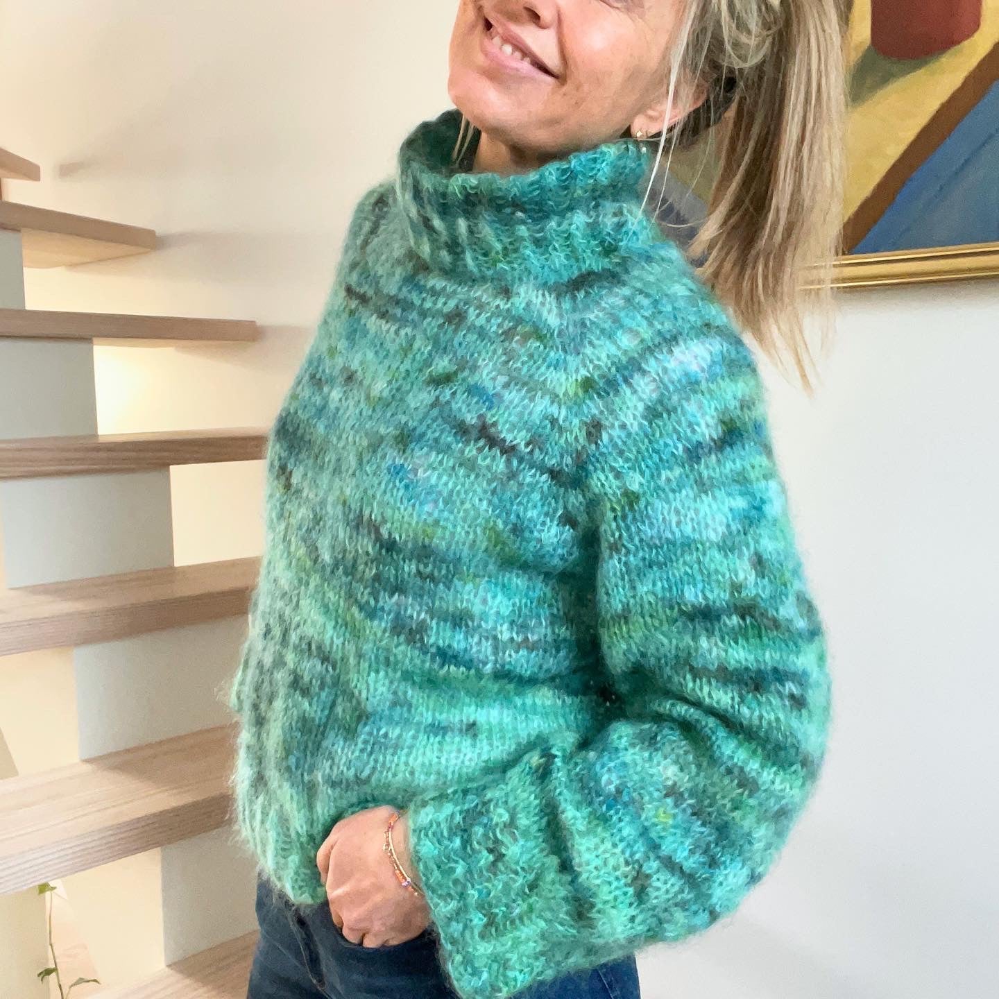 Er du på jagt efter nemme strikkeopskrifter til begynder online og specielt strik sweater til kvinder? Så se vores Chunky Turtle, der er et godt bud på kreativ strik, der er nem at gå til
