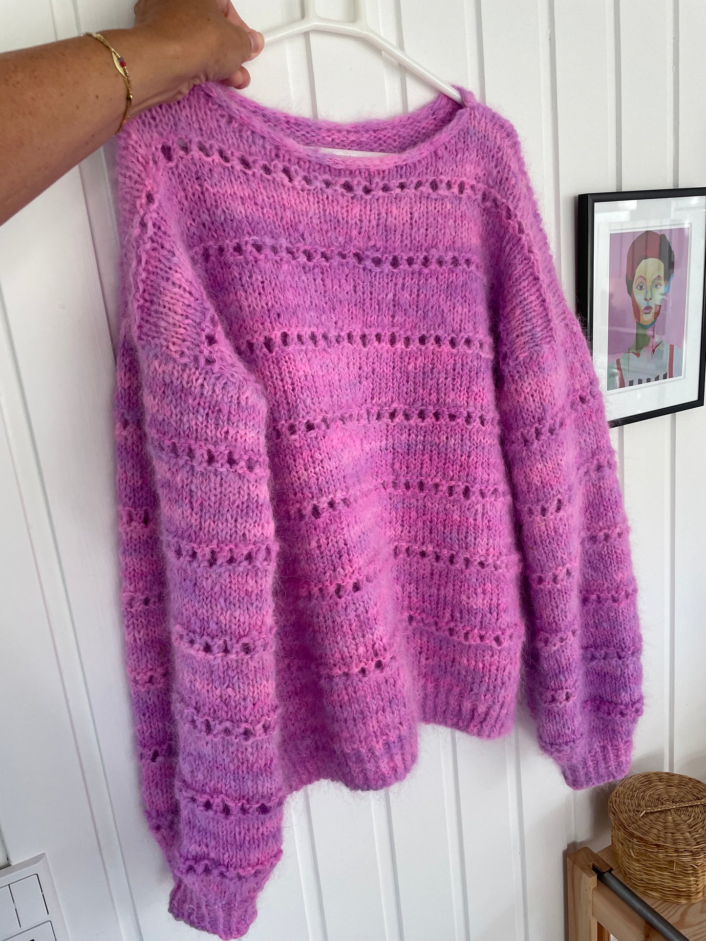 Er du på jagt efter nemme strikkeopskrifter til begynder online og specielt strik sweater til kvinder? Så se vores Bibi sweater, der er et godt bud på kreativ strik, der er nem at gå til