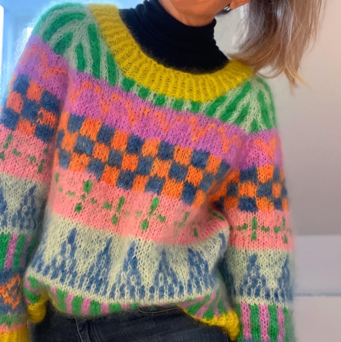 Er du på jagt efter nemme strikkeopskrifter til begynder online og specielt strik sweater til kvinder? Så se vores Farvefin, der er et godt bud på kreativ strik, der er nem at gå til