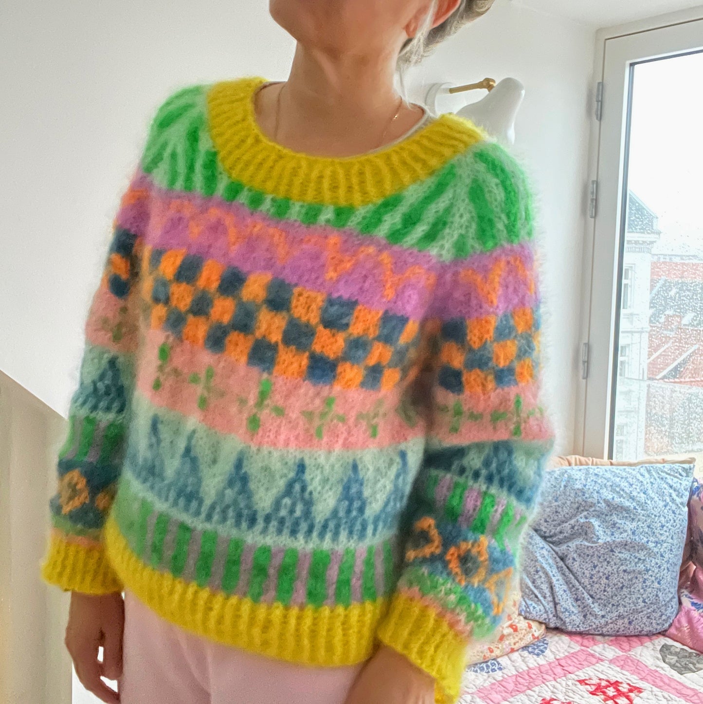 Er du på jagt efter nemme strikkeopskrifter til begynder online og specielt strik sweater til kvinder? Så se vores Farvefin, der er et godt bud på kreativ strik, der er nem at gå til