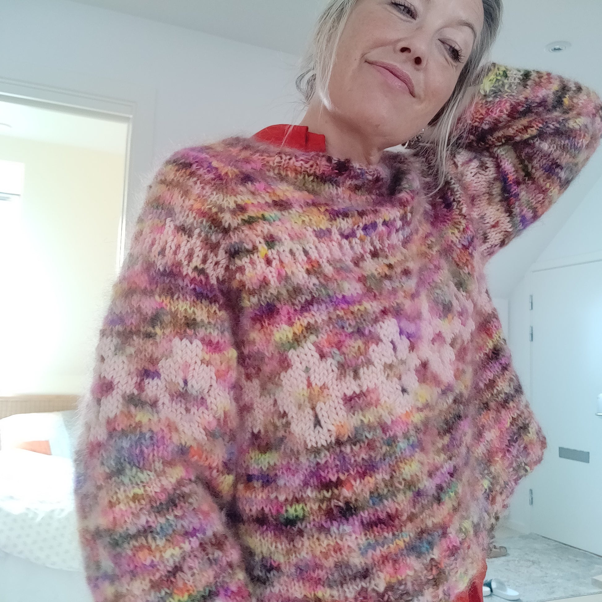 Er du på jagt efter nemme strikkeopskrifter til begynder online og specielt strik sweater til kvinder? Så se vores Gunilla Sweater, der er et godt bud på kreativ strik, der er nem at gå til