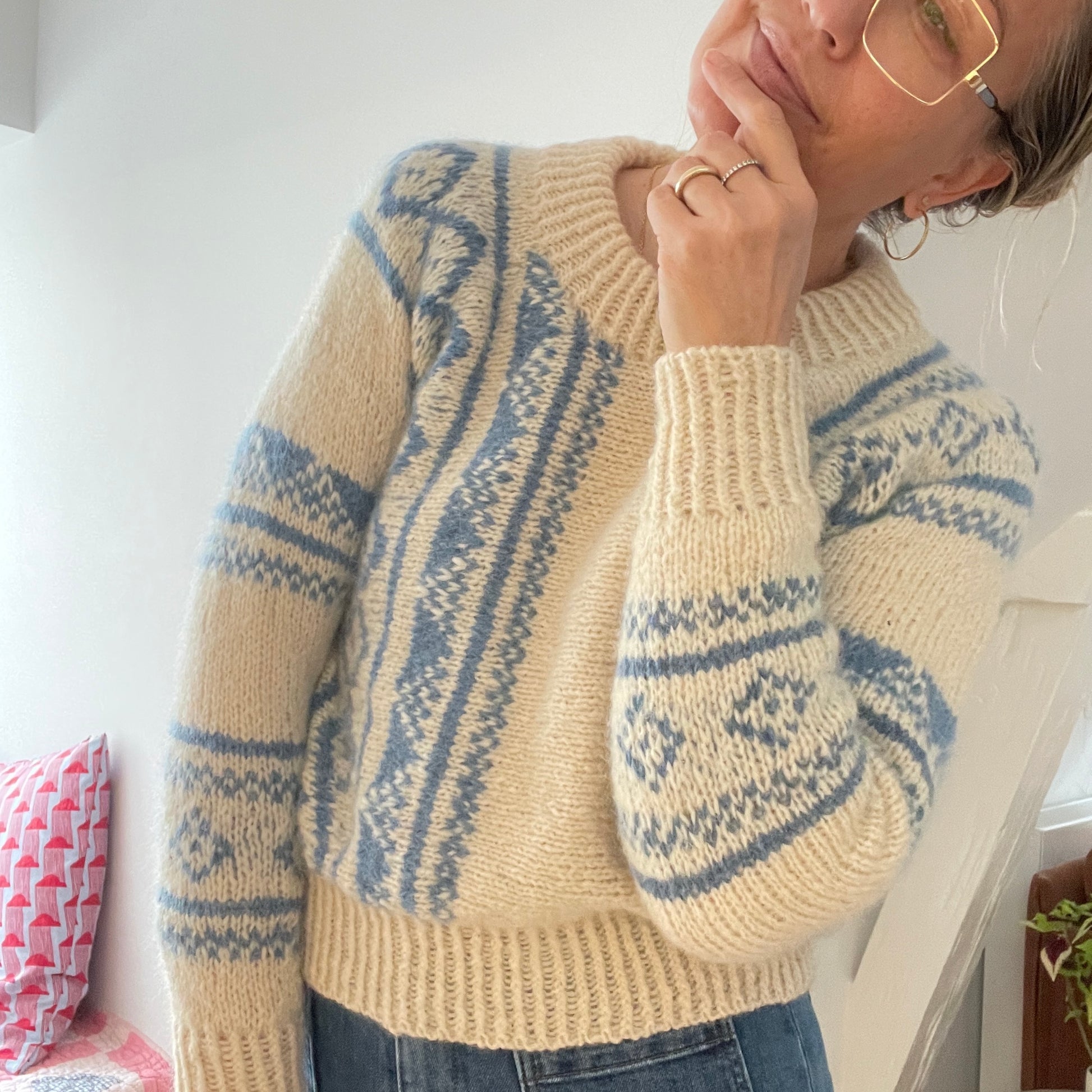Er du på jagt efter nemme strikkeopskrifter til begynder online og specielt strik sweater til kvinder? Så se vores Athene sweater, der er et godt bud på kreativ strik, der er nem at gå til