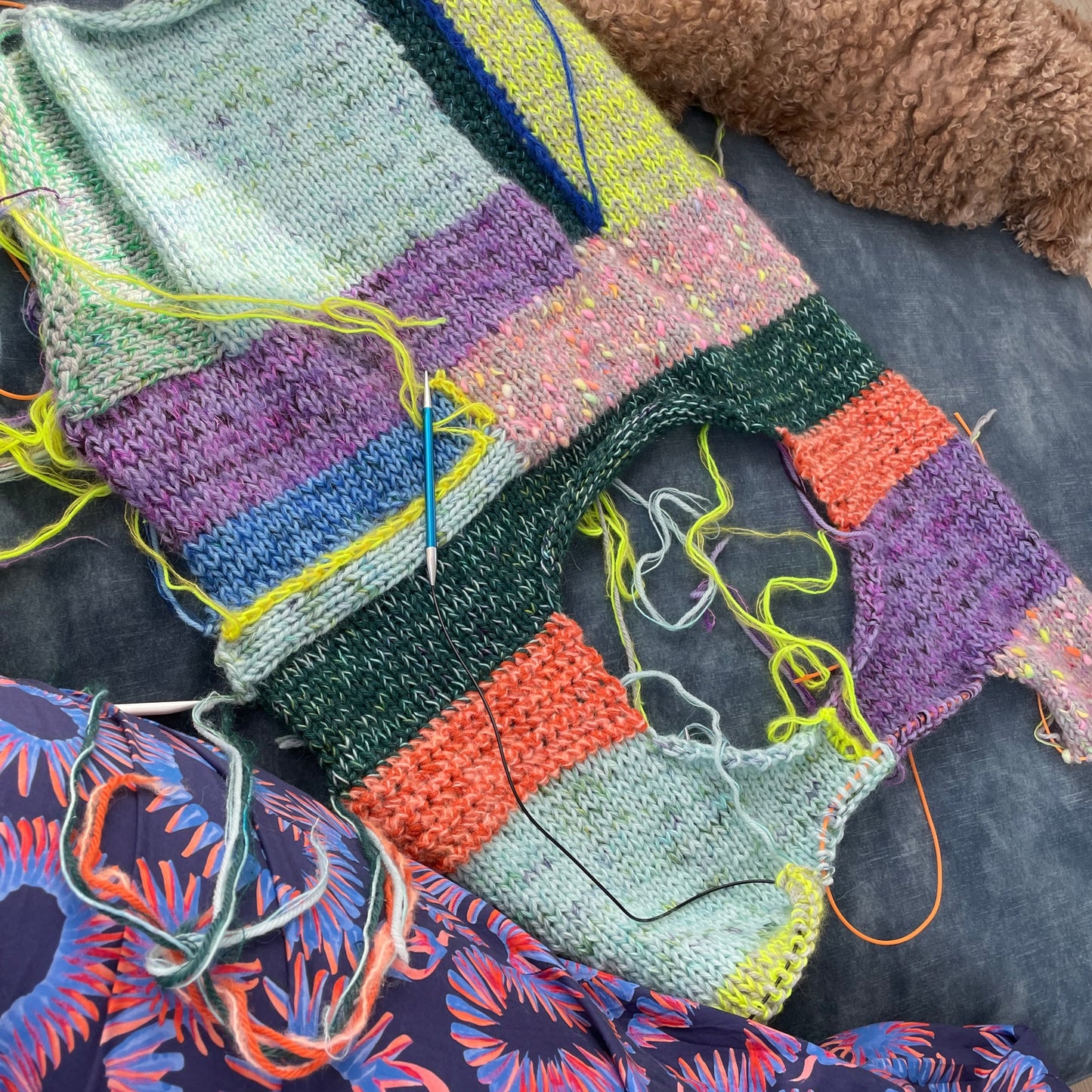 Er du på jagt efter nemme strikkeopskrifter til begynder online og specielt strik sweater til kvinder? Så se vores Julie Sweater, der er et godt bud på kreativ strik, der er nem at gå til