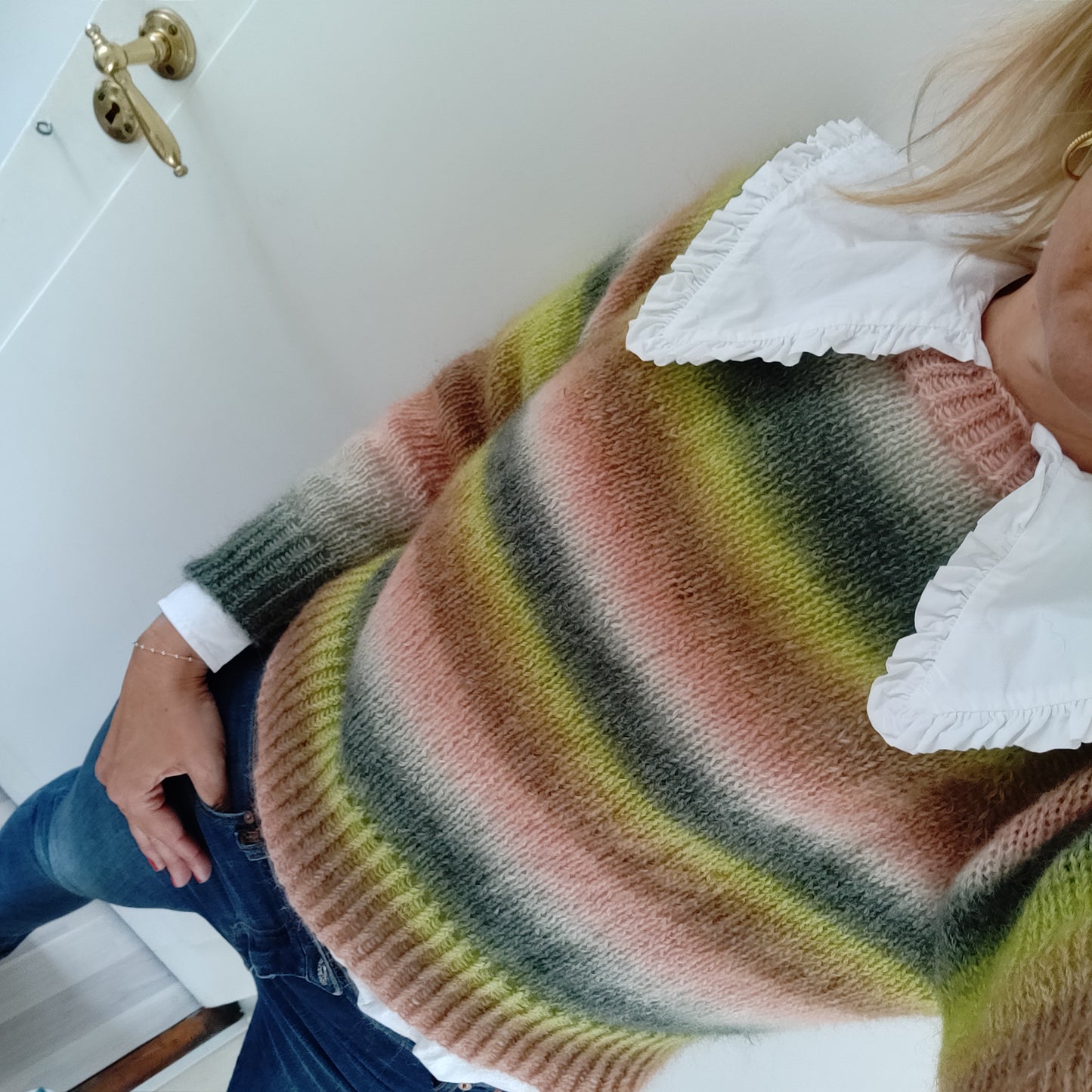 Er du på jagt efter nemme strikkeopskrifter til begynder online og specielt strik sweater til kvinder? Så se vores En Helt Almindelig Sweater, der er et godt bud på kreativ strik, der er nem at gå til