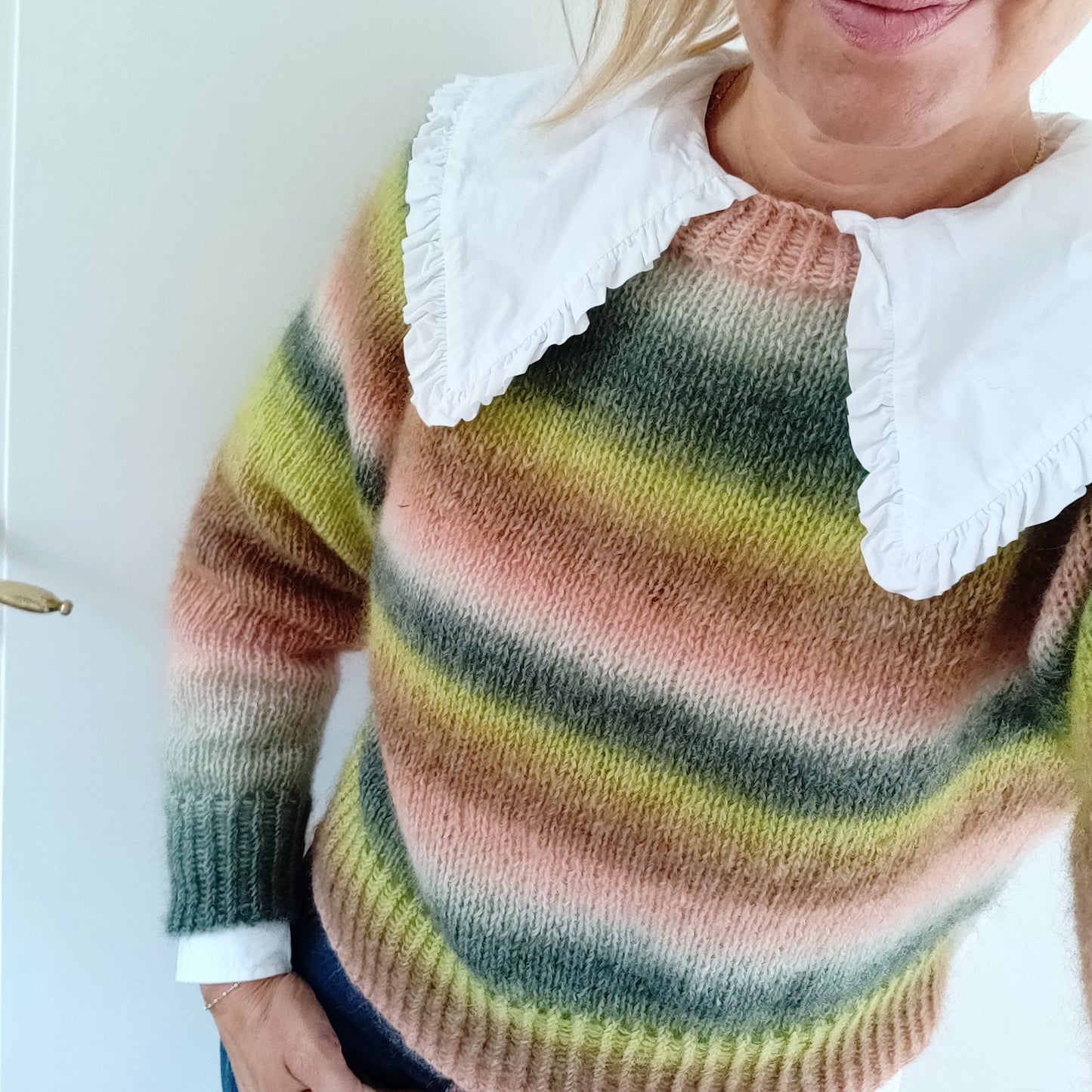 Er du på jagt efter nemme strikkeopskrifter til begynder online og specielt strik sweater til kvinder? Så se vores En Helt Almindelig Sweater, der er et godt bud på kreativ strik, der er nem at gå til