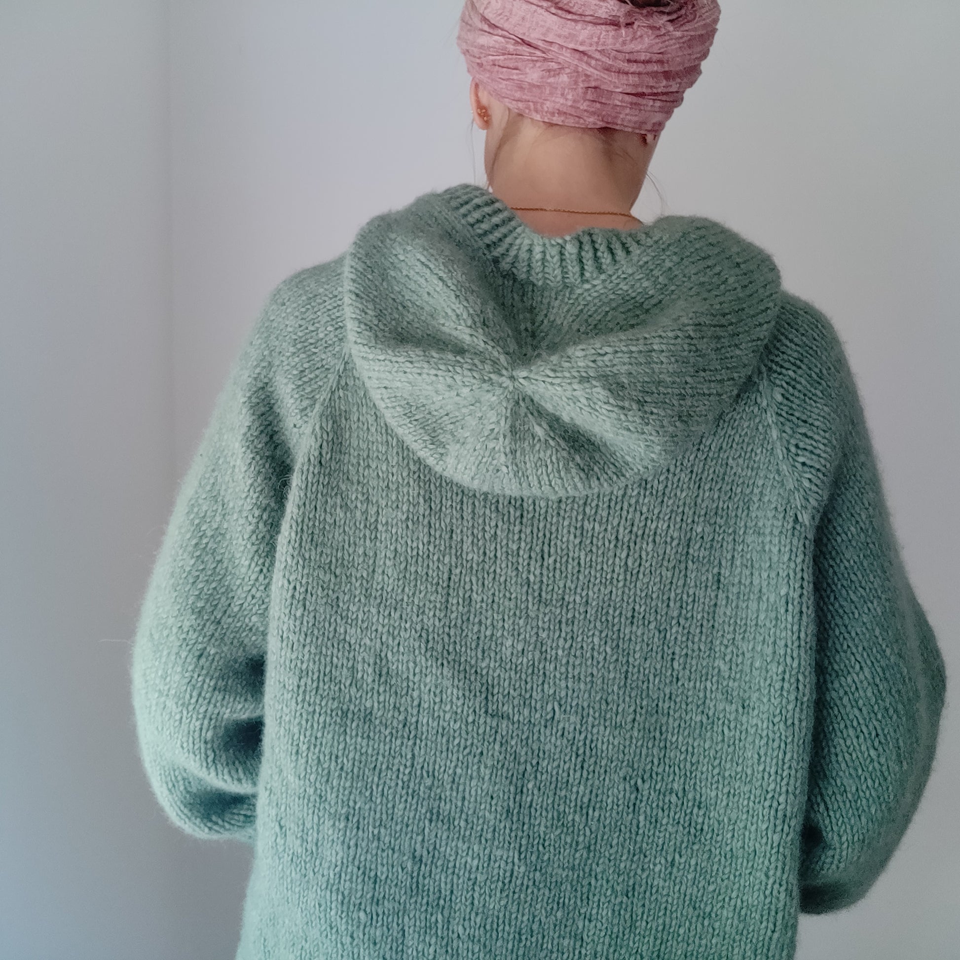 Er du på jagt efter nemme strikkeopskrifter til begynder online og specielt strik sweater til kvinder? Så se vores Hoodie Badoodie, der er et godt bud på kreativ strik, der er nem at gå til